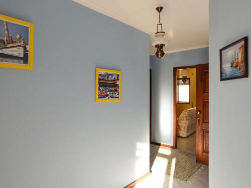 a hallway with a white wall and a door at Apartamento encantador perto da praia, em Sao Jacinto in Aveiro