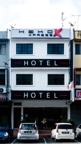 a hotel with cars parked in front of it at HAKO XPRESS TMN SKUDAI BARU in Skudai