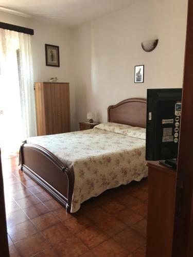 マンチャーノにあるCasa Vacanze Da Vaynaのベッドルーム(ベッド1台、テレビ付)