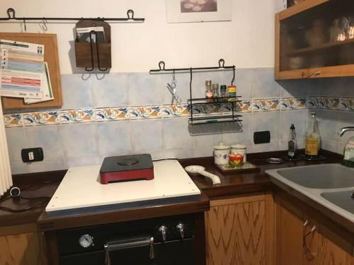 A kitchen or kitchenette at accogliente appartamento a Parma