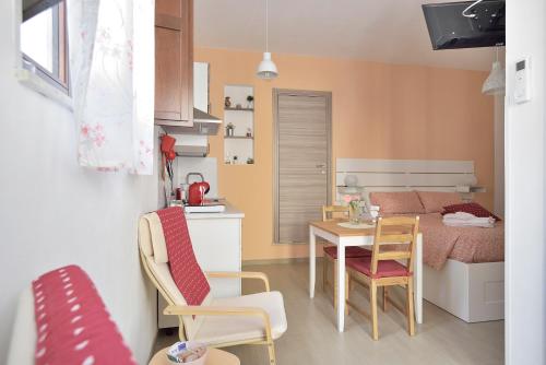 Cette petite chambre comprend un lit, une table et des chaises. dans l'établissement Romantic Room con vasca idromassaggio, à Scicli