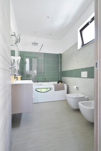 Ένα μπάνιο στο Romantic Room con vasca idromassaggio