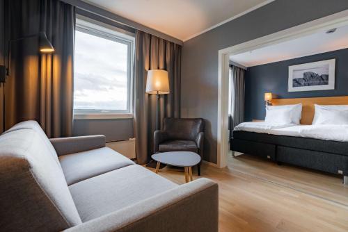 Ένα ή περισσότερα κρεβάτια σε δωμάτιο στο Scandic Vadsø