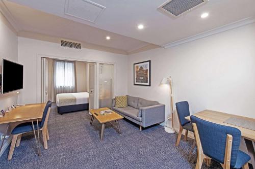 Quality Apartments Adelaide Centralにあるテレビまたはエンターテインメントセンター