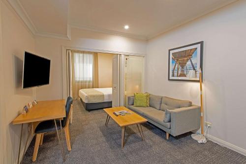 Quality Apartments Adelaide Centralにあるテレビまたはエンターテインメントセンター