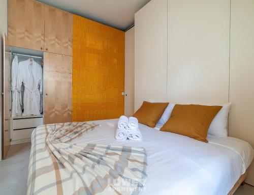 ein Schlafzimmer mit einem Bett mit Schuhen darauf in der Unterkunft Casinhas da Beira Mar by Home Sweet Home Aveiro in Aveiro