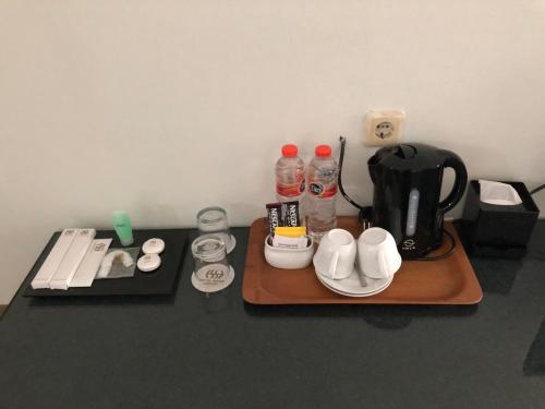Příslušenství pro přípravu čaje a kávy v ubytování Hotel Sinar 3