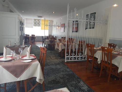 Ein Restaurant oder anderes Speiselokal in der Unterkunft Logis Hôtel Le Lion d'Or 