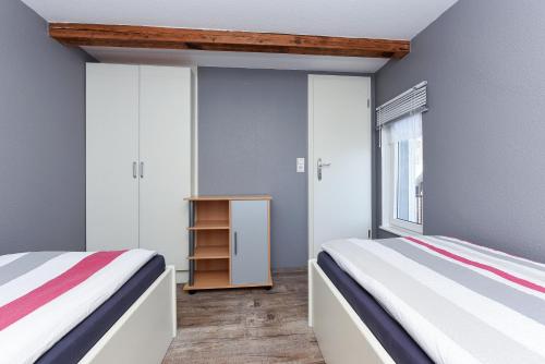 A bed or beds in a room at Ferienwohnungen im Haus Friesische Weite