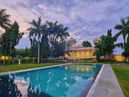 Bazén v ubytování jüSTa Rajputana Resort & Convention Centre, Udaipur nebo v jeho okolí