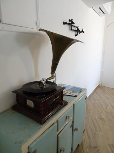 a vinyl record sitting on top of a dresser at LA DIMORA DELLE 3 ZIE in Matera