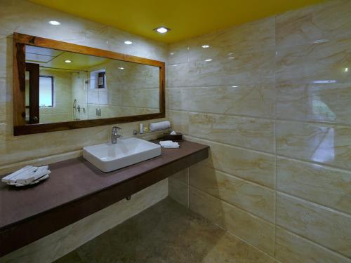 Koupelna v ubytování jüSTa Rajputana Resort & Convention Centre, Udaipur