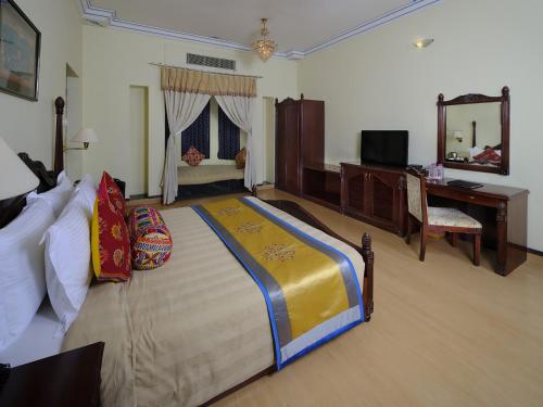 Postel nebo postele na pokoji v ubytování jüSTa Rajputana Resort & Convention Centre, Udaipur