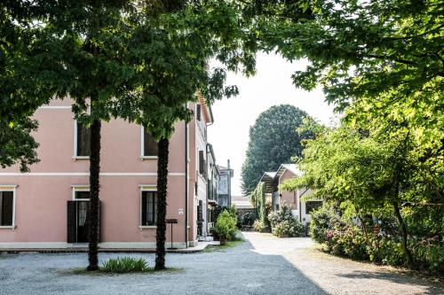 an empty street in front of a pink building at Ca' De Memi in Piombino Dese