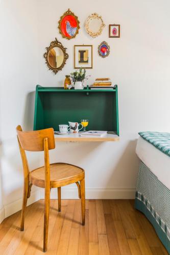 a chair and a table in a room with a bed at Ca' De Memi in Piombino Dese