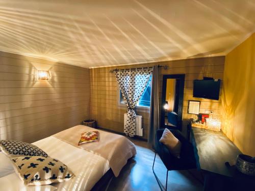 a bedroom with a bed and a window at Le Chalet d'Etienne in Saint-Étienne-lès-Remiremont