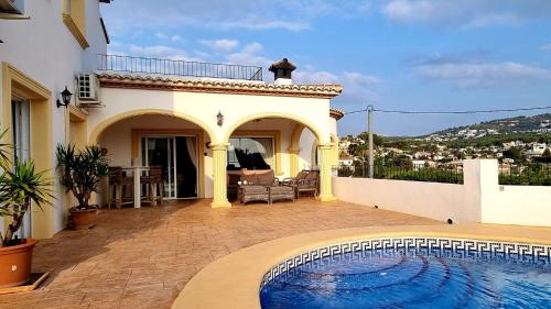 ein Haus mit einem Pool auf einer Terrasse in der Unterkunft B&B Vista Mar in Benissa