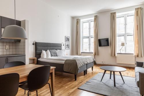 - une chambre avec un lit et un salon dans l'établissement The More Hotel Mazetti, à Malmö