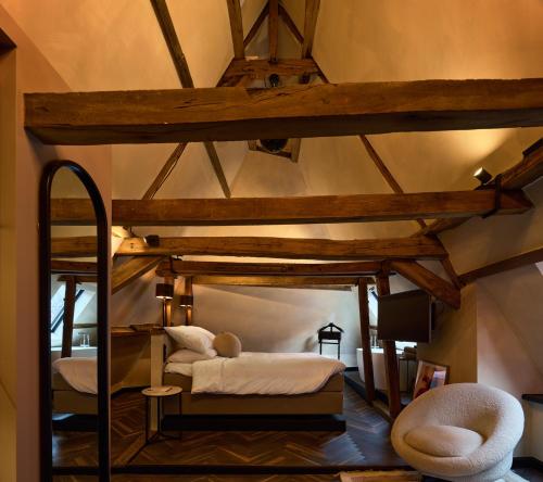 
a bed in a small room with a canopy over it at Hôtel Frenchie in Haarlem
