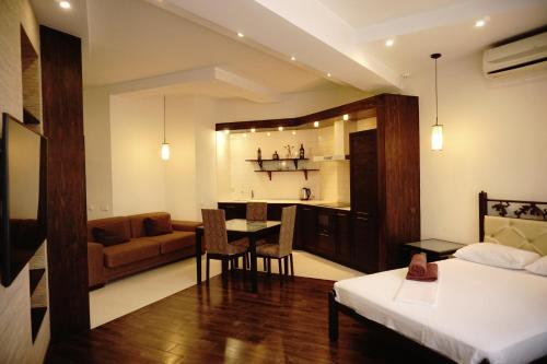 1 dormitorio con cama, mesa y sofá en Doba In Ua Most-Sity Apartments, en Dnipro