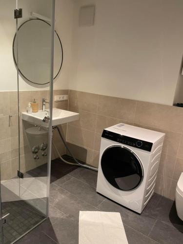 Un microondas en el suelo de un baño. en Int. Appartment Kolbermoor, en Kolbermoor