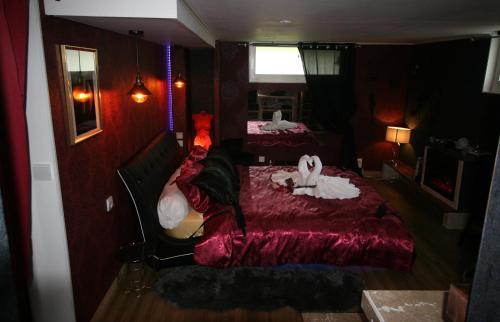 BDC Le Boudoir de Cormelles في Cormelles: غرفة نوم بسريرين عليها مناشف