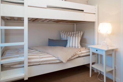 מיטה או מיטות קומותיים בחדר ב-Ferien-im-Duenenhaus Lasse