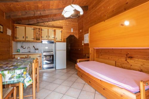 a bedroom with a bed and a kitchen in a cabin at Parco Del Sangro in Castel di Sangro
