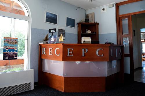 a reception desk in a room with a window at Hotel R in Utjeha