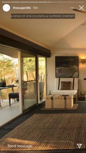a room with a bed and a sliding glass door at SUJÁN JAWAI - Relais & Chateaux in Pāli