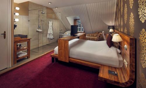 a bedroom with a large bed and a shower at Landgoed Groot Warnsborn in Arnhem