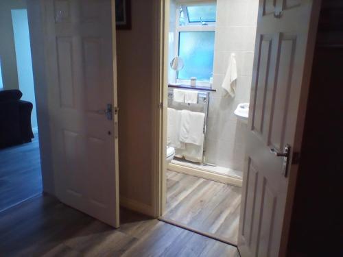 A bathroom at The Annex - Guest Gardens 