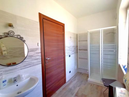 een badkamer met een wastafel en een spiegel bij ManuEbbasta in Scopello