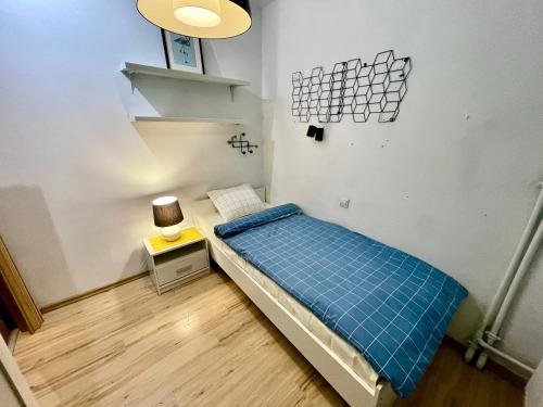 Un pat sau paturi într-o cameră la FORUM metro WiFi 1Gbs 70'TV Netflix HBO AppleTV