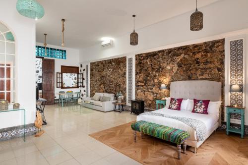 Postel nebo postele na pokoji v ubytování El Charco Suites