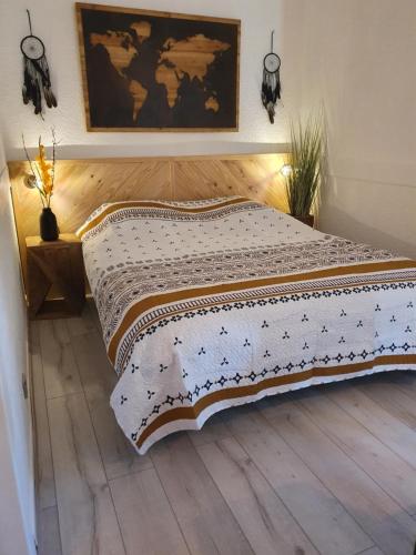 - un lit avec un couvre-lit et des oiseaux dans l'établissement L'exotique !, à Gréoux-les-Bains