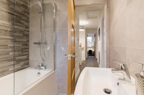 a bathroom with a tub and a sink and a shower at Tannery Place - 3 Bedrooms Parking Wi-Fi Garden in Freckleton