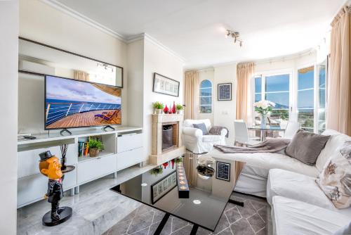 Holiday Apartment in Senorio de Aloha with Sea views