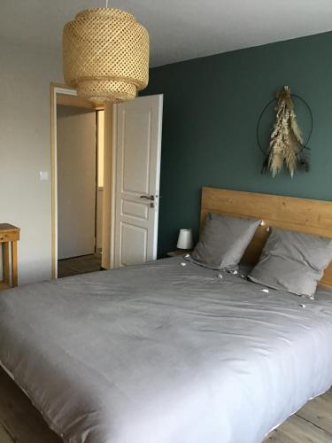 une chambre avec un grand lit et un mur végétal dans l'établissement Nature - Gîte entièrement neuf à 100m de la plage, à Wimereux