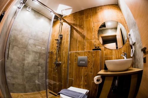 un baño con ducha y lavabo en Glam Boutique Apartments - Thessaloniki Heart, en Tesalónica