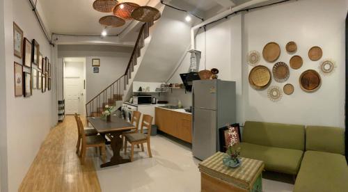 un salon avec un canapé et une table et une cuisine dans l'établissement Baannaisoi2 Mini Hotel, à Chiang Mai