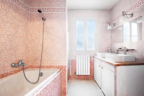 uma casa de banho com uma banheira, um lavatório e um chuveiro em TETHYS VILLA AVEC PISCINE ET PROCHE DE LA MER em Sainte-Marie-de-Ré