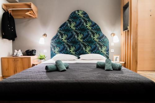 Un dormitorio con una cama grande con dos almohadas. en Glam Boutique Apartments - Thessaloniki Heart, en Tesalónica