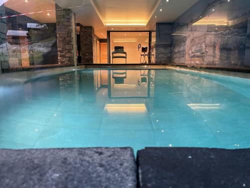 una gran piscina en una habitación de hotel en The French Lodge en Peisey-Nancroix
