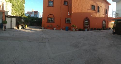 El barrio en el que está el departamento o un barrio cercano
