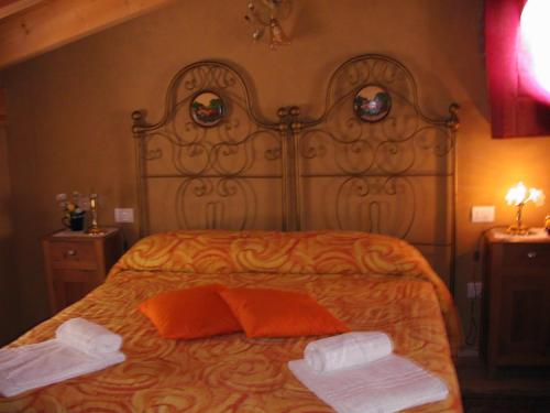 a bedroom with a bed with two towels on it at B&B Al Cristo in SantʼAmbrogio di Valpolicella