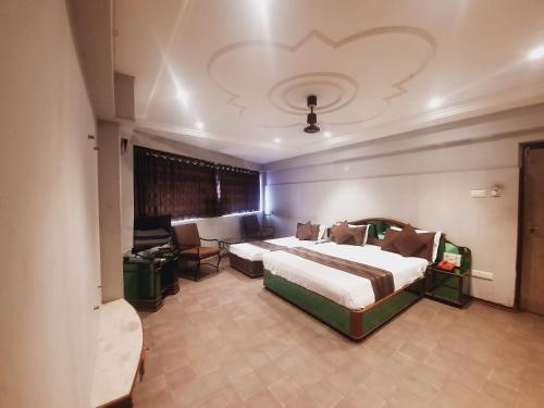Postel nebo postele na pokoji v ubytování Hotel JMC Group