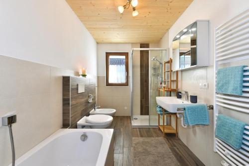 a bathroom with a tub and a toilet and a sink at Joselehof App Edelweiss in Stanghe