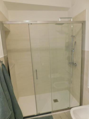 uma cabina de duche em vidro na casa de banho com um lavatório em Quinto Canto Moneglia em Moneglia