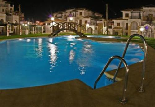 2 bed apartment with pools and spaの敷地内または近くにあるプール